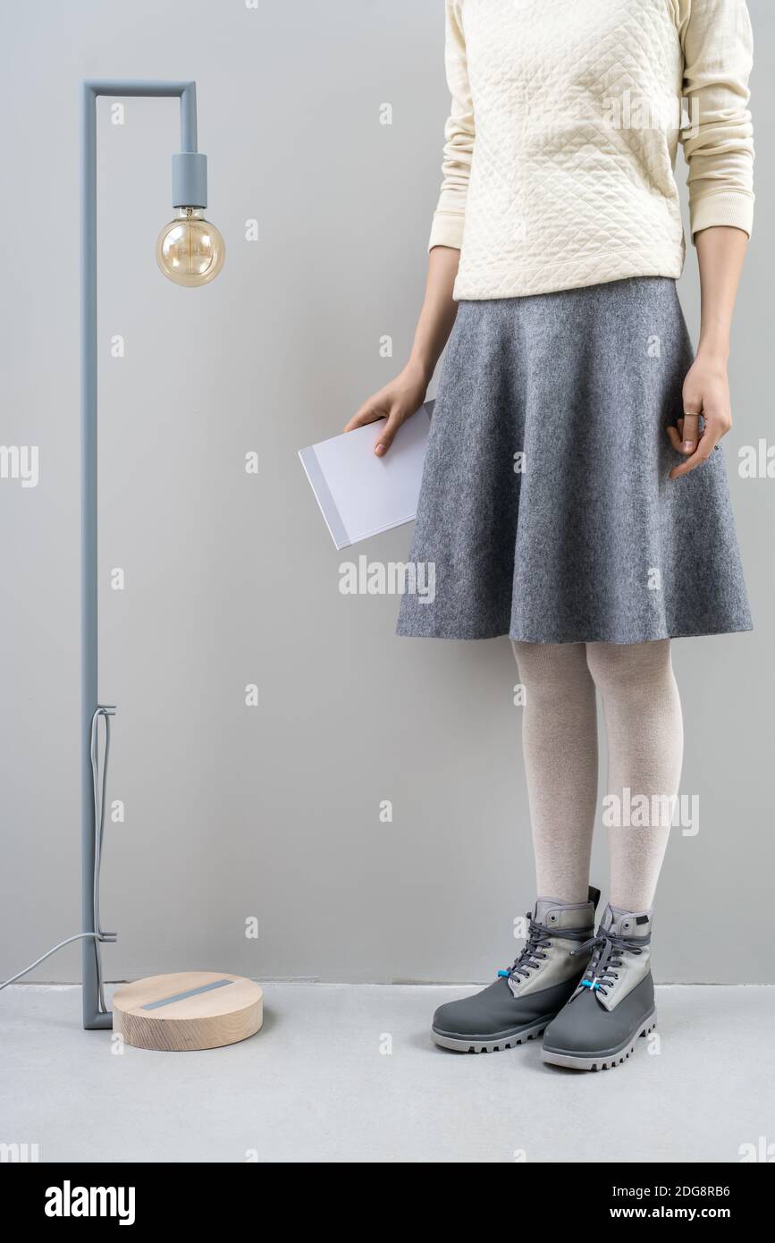 Mädchen mit Buch und Edison lamp Stockfoto