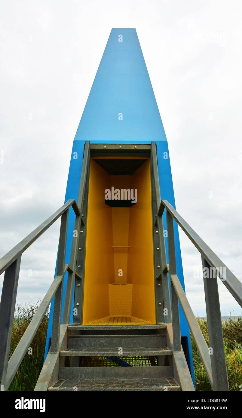 Der Sound Tower in Chapel Six Marshes, gelegen auf Dünen neben dem Strand, in der Nähe von Chapel St Leonards, Lincolnshire, Großbritannien Stockfoto