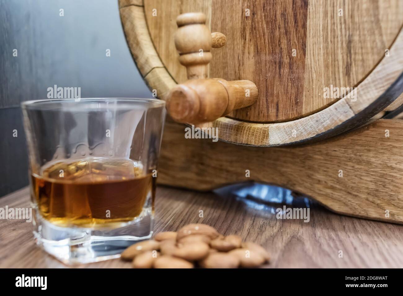 Holzeichenfass für die Eigenproduktion Whisky Stockfoto