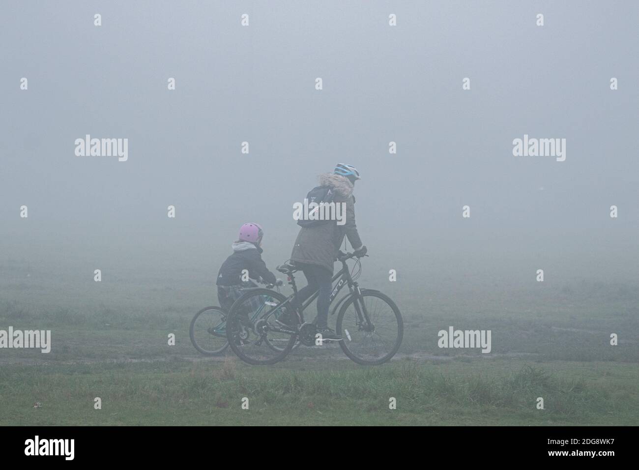 WIMBLEDON LONDON 8. Dezember 2020.Radfahrer fahren durch dichten frühen Morgennebel auf Wimbledon Common, während London zu eiskalten Temperaturen erwacht. Kredit: amer ghazzal/Alamy Live Nachrichten Stockfoto