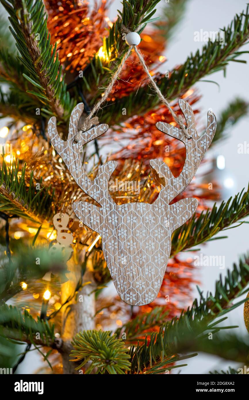 Weihnachtsdekoration in Form eines Rentierkopfes, der an einem weihnachtsbaum hängt. Stockfoto