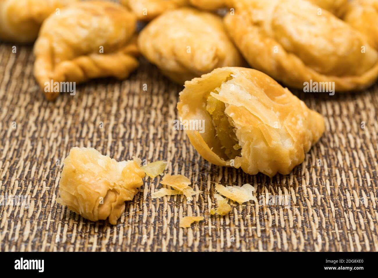 Leckere Curry Puffs auf einem dunklen mat Stockfoto