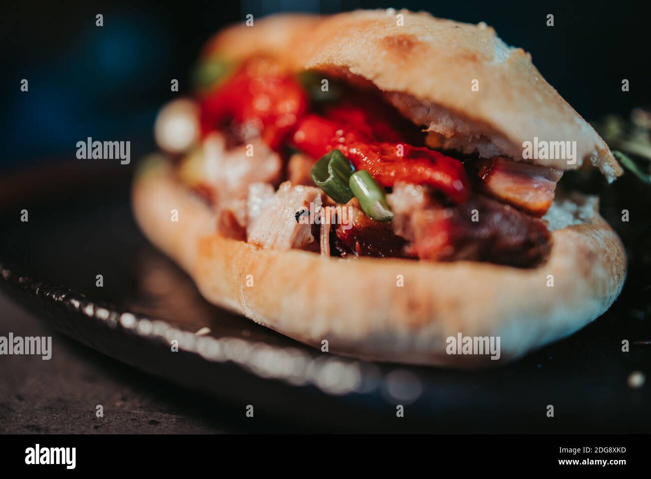 Ein selektiver Fokus Schuss von frischen leckeren Chickenburger auf einem Dunkler Hintergrund Stockfoto