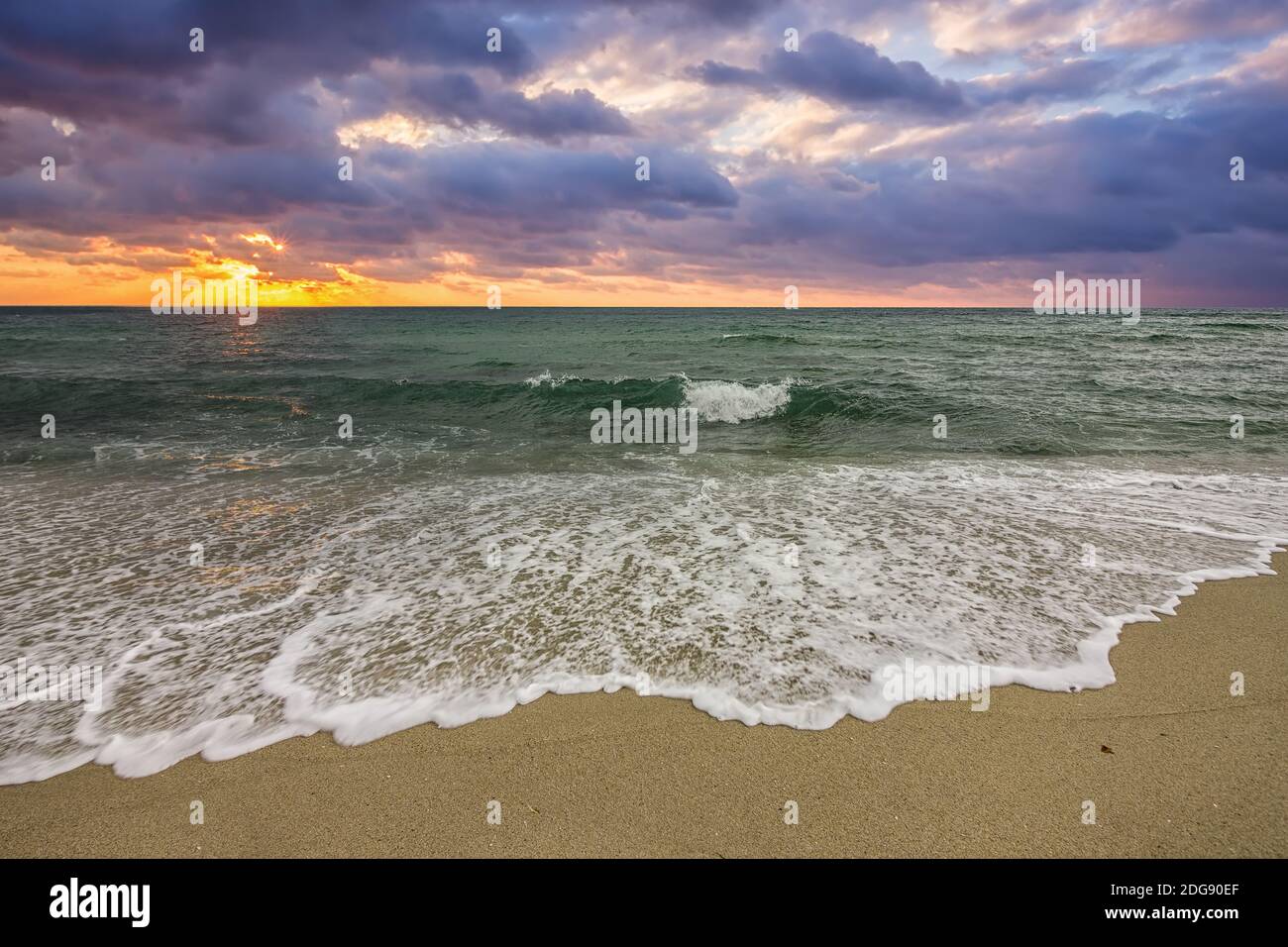 Sonnenaufgang über dem Meer Stockfoto