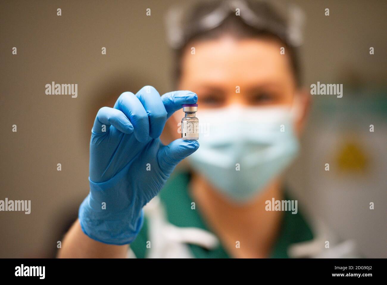 Eine Krankenschwester hält eine Ampulle des Pfizer/BioNTech-Impfstoffes am University Hospital in Coventry, am Anfang des größten Impfprogramms in der Geschichte Großbritanniens. Stockfoto