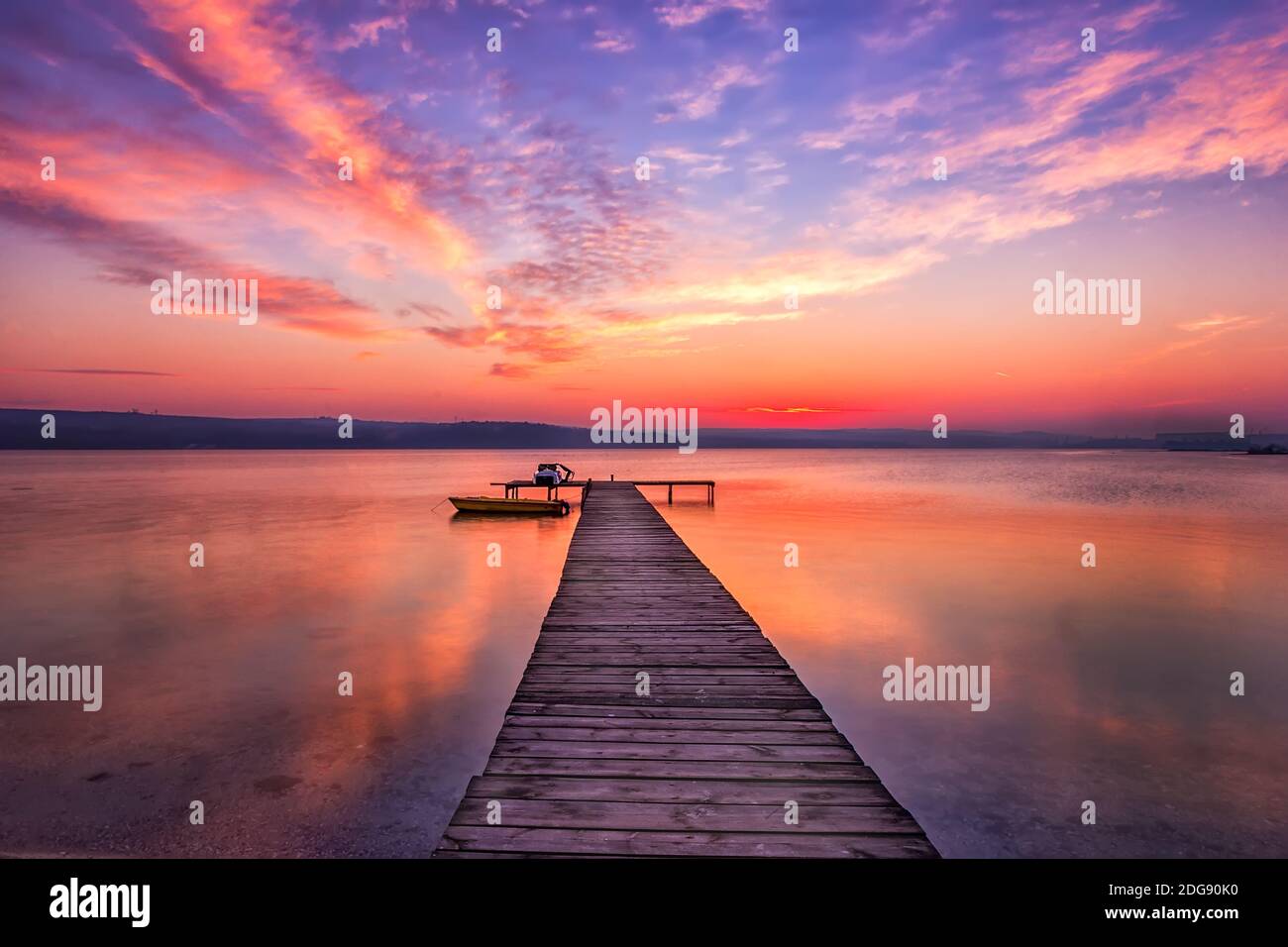 Hölzerner Pier und Boot Stockfoto