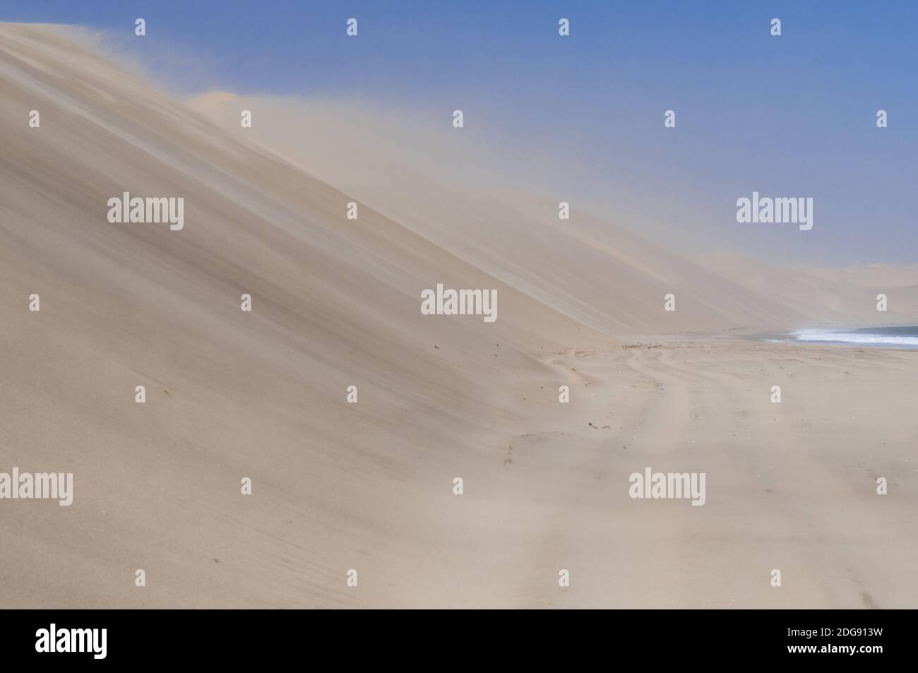 Sandsturm an der Skelettküste, Dünen auf den Atlantischen Ozean, Wüste Namib, Namibia, Afrika. Stockfoto