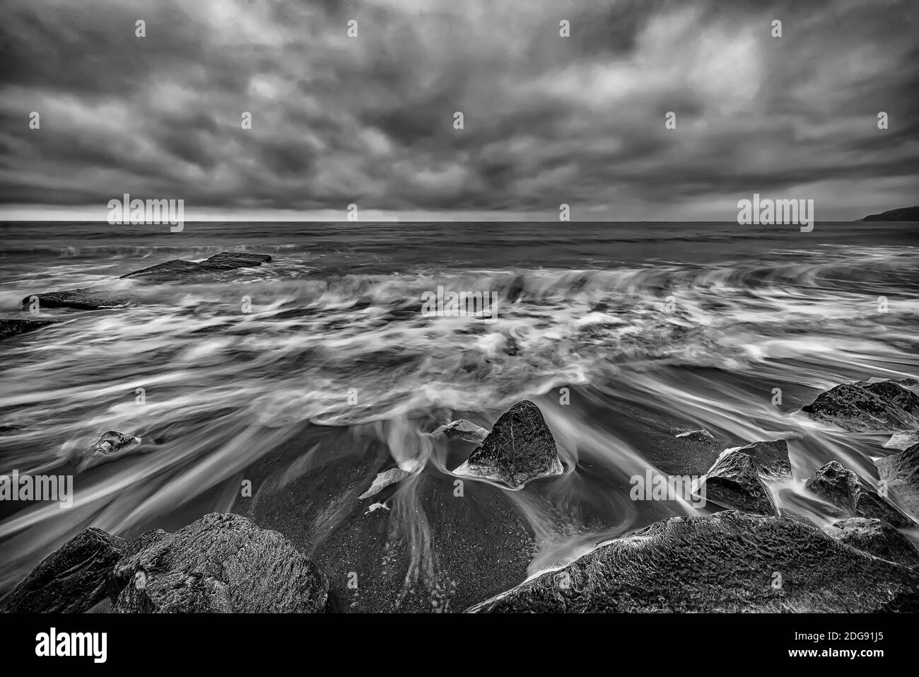 Schwarz-weiße Meereslandschaft. Stockfoto