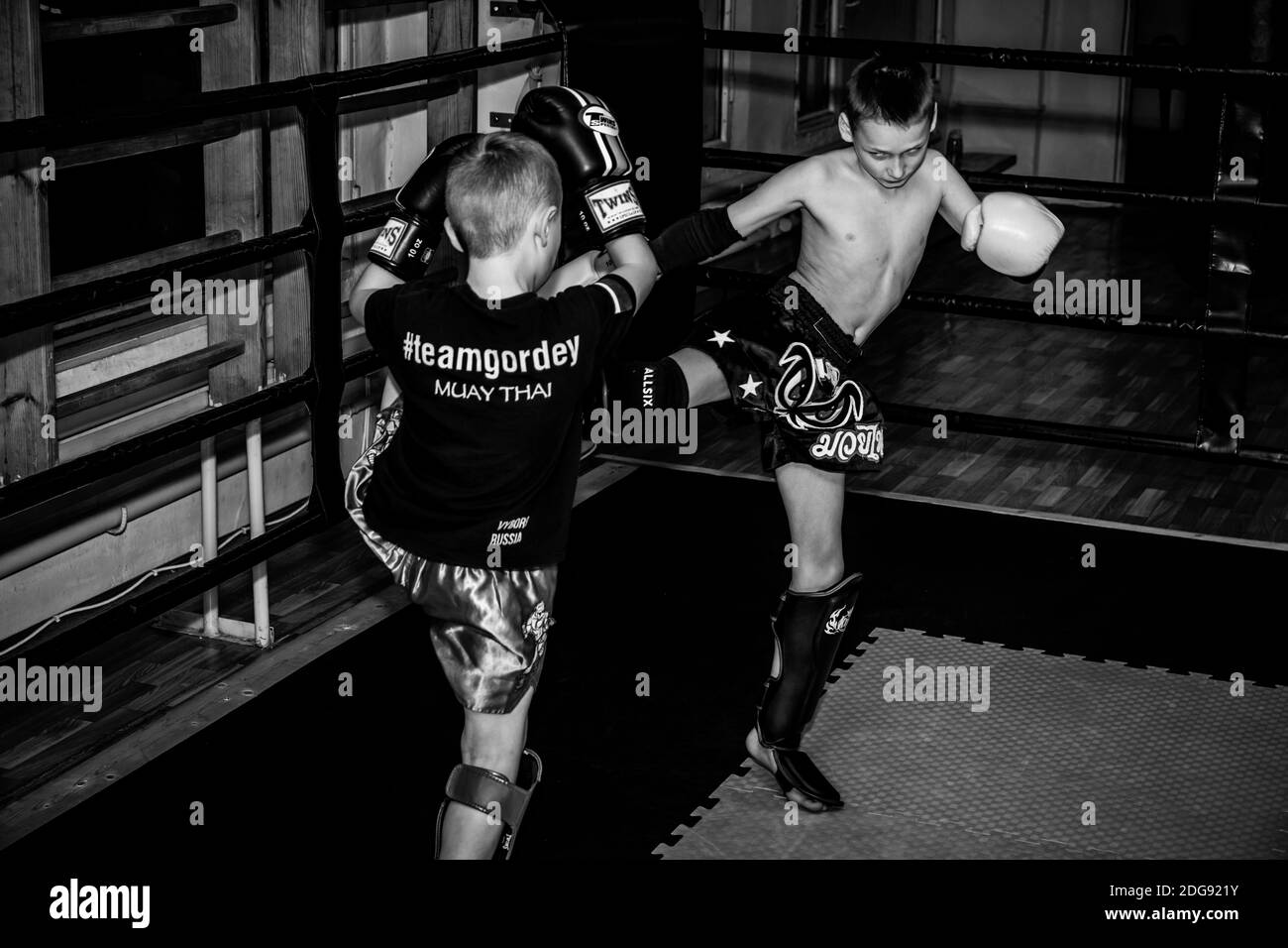 Russland. Vyborg. 11.11.2020 Kinder im Fitnessstudio bei einem Training im Thai-Boxen. Offene Schulung. Hochwertige Fotos Stockfoto