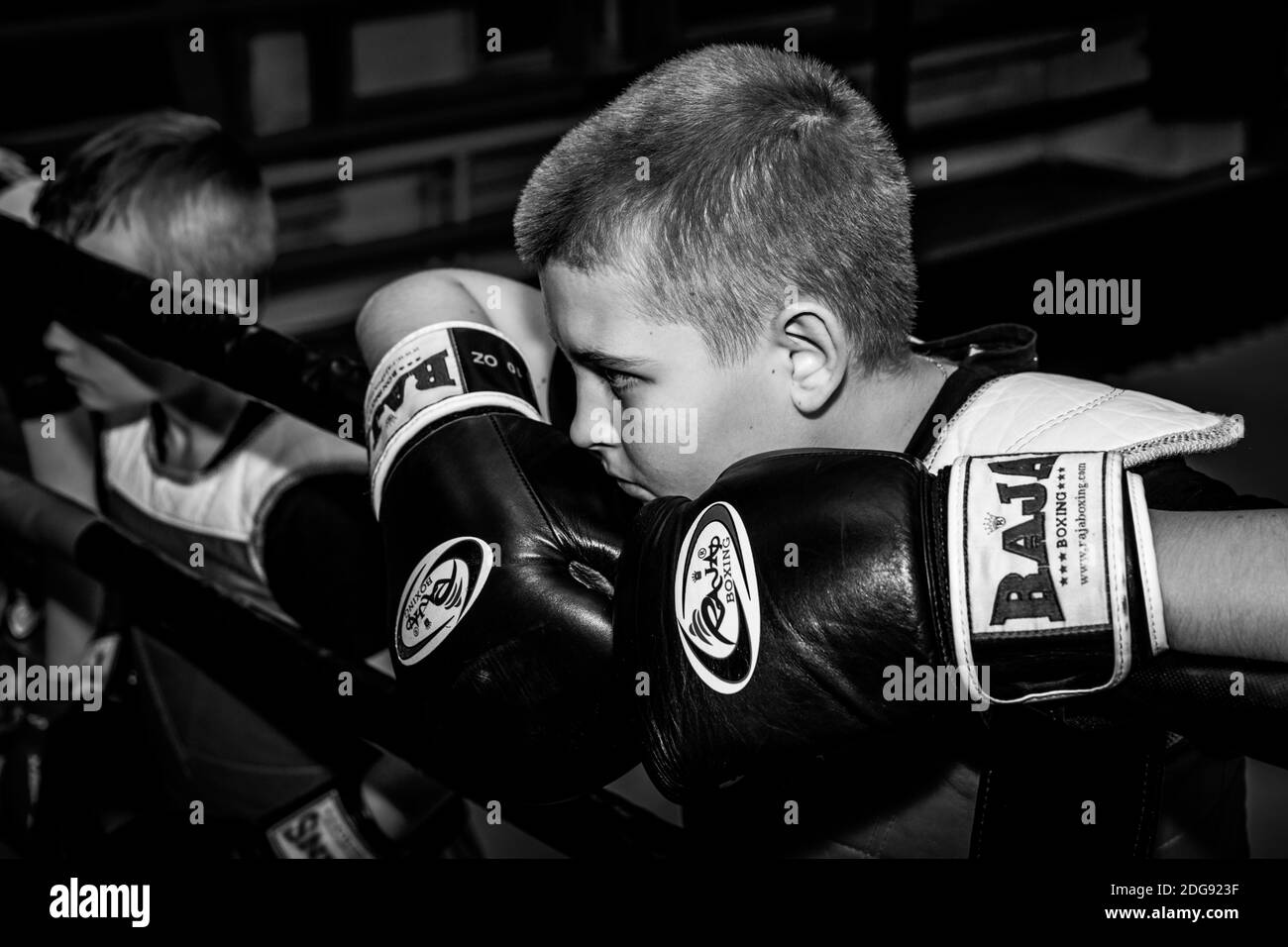 Russland. Vyborg. 11.11.2020 Kinder im Fitnessstudio bei einem Training im Thai-Boxen. Offene Schulung. Hochwertige Fotos Stockfoto