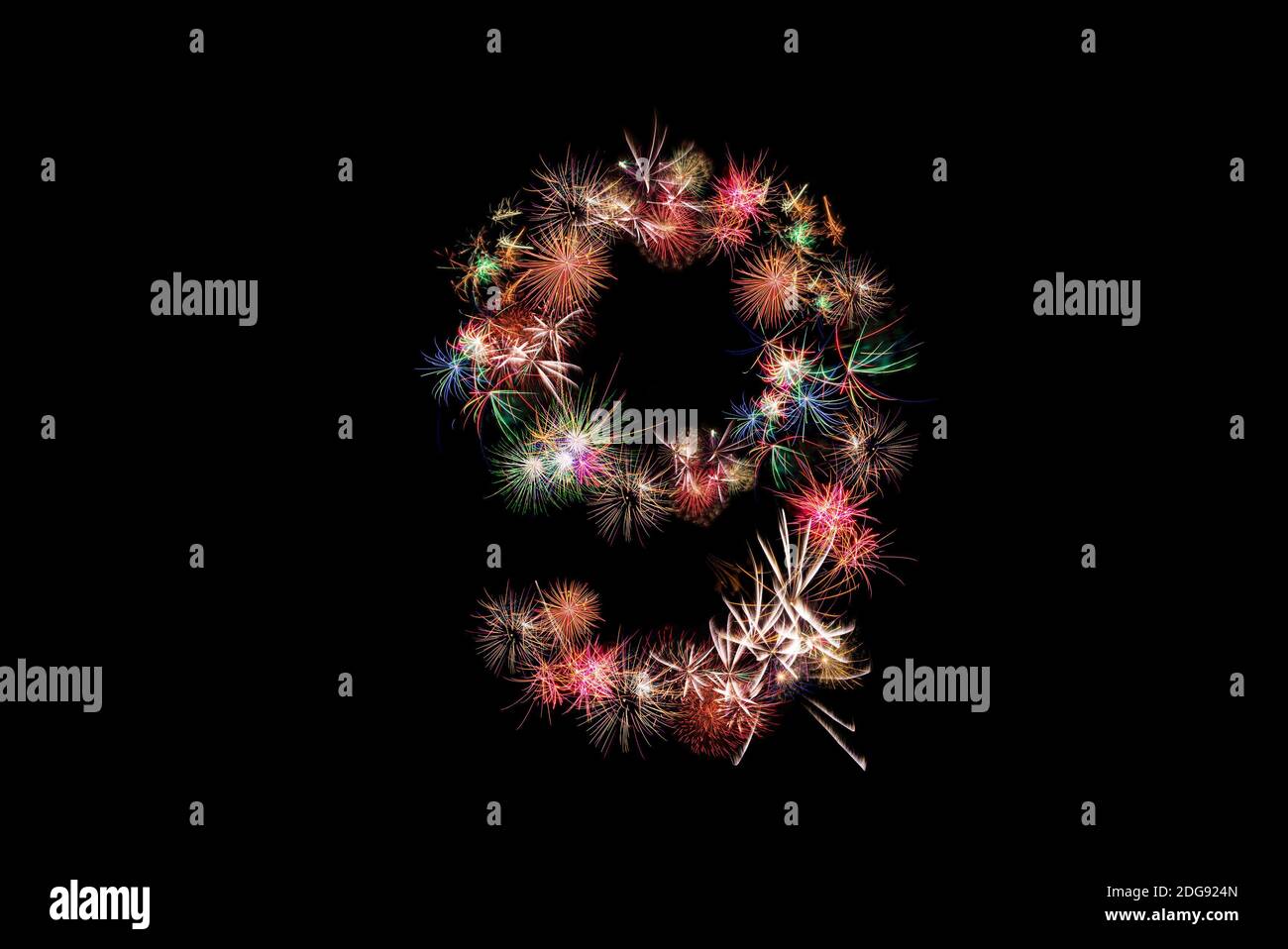 Nummer 9. Zahlenalphabet aus echtem Feuerwerk. Siehe andere Zahlen in meinem Portfolio. Stockfoto