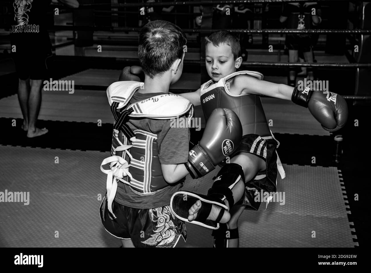 Russland. Vyborg. 11.11.2020 Kinder im Fitnessstudio bei einem Training im Thai-Boxen. Offene Schulung. Hochwertige Fotos Stockfoto