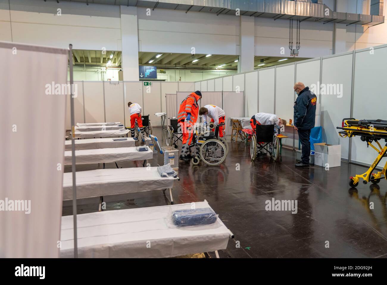 Bau eines Impfzentrums für Corona-Impfungen, in einer Halle der Messe Essen, durch die Stadt, die Feuerwehr und verschiedene Hilfsorganisationen, c Stockfoto