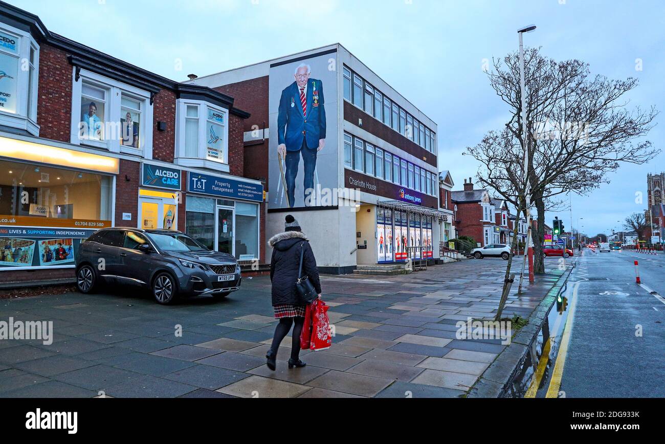 Ein Wandgemälde von Kapitän Sir Tom Moore wurde auf einem Gebäude in Southport gemalt. Stockfoto