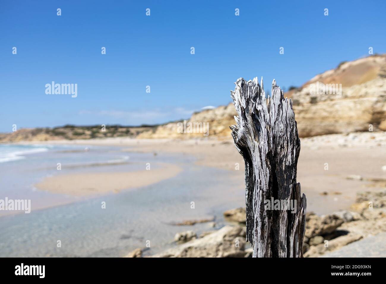 Der erodierte Steg mit dem Strand verschwommen Port Willunga South Australia am 8. Dezember 2020 Stockfoto