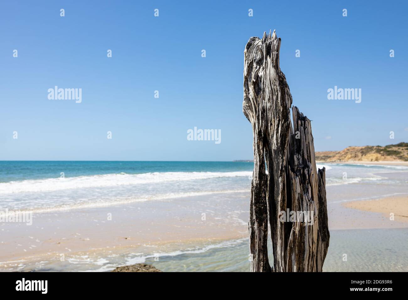 Der erodierte Steg mit dem Strand verschwommen Port Willunga South Australia am 8. Dezember 2020 Stockfoto