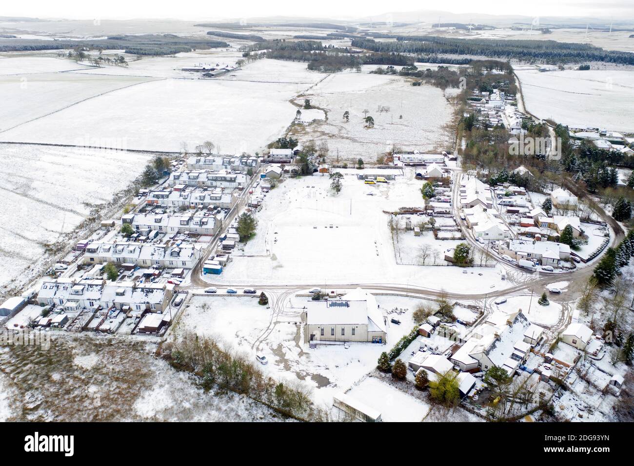 Tarbrax, South Lanarkshire, Schottland. Dezember 2020. Wetter: Luftaufnahme von Tarbrax Dorf, South Lanarkshire unter einer Decke auf Schnee. Schottland, Großbritannien. Stockfoto