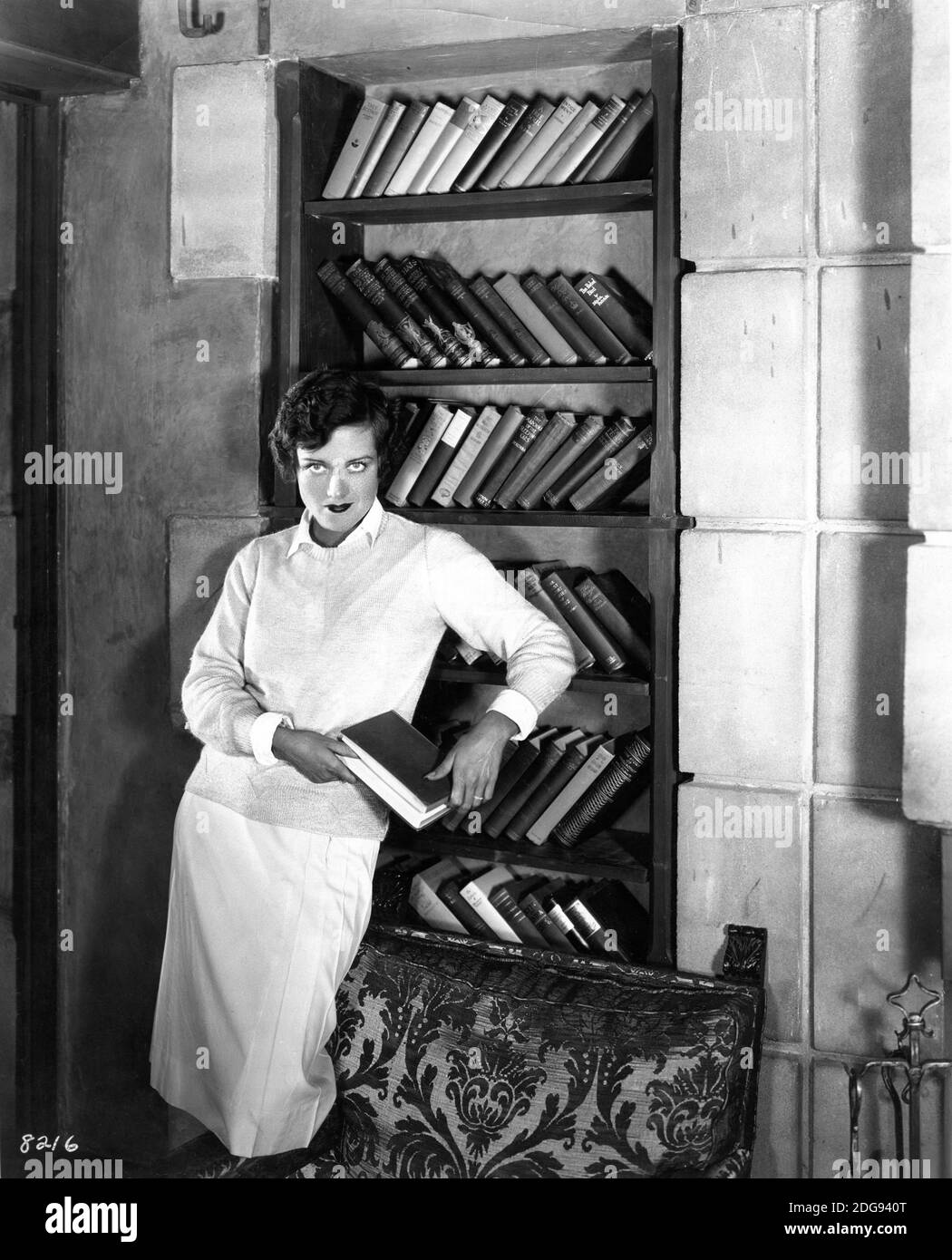 JOAN CRAWFORD 1929 Porträt zu Hause von Bücherregal wahrscheinlich von RUTH HARRIET LOUISE Werbung für Metro Goldwyn Mayer Stockfoto