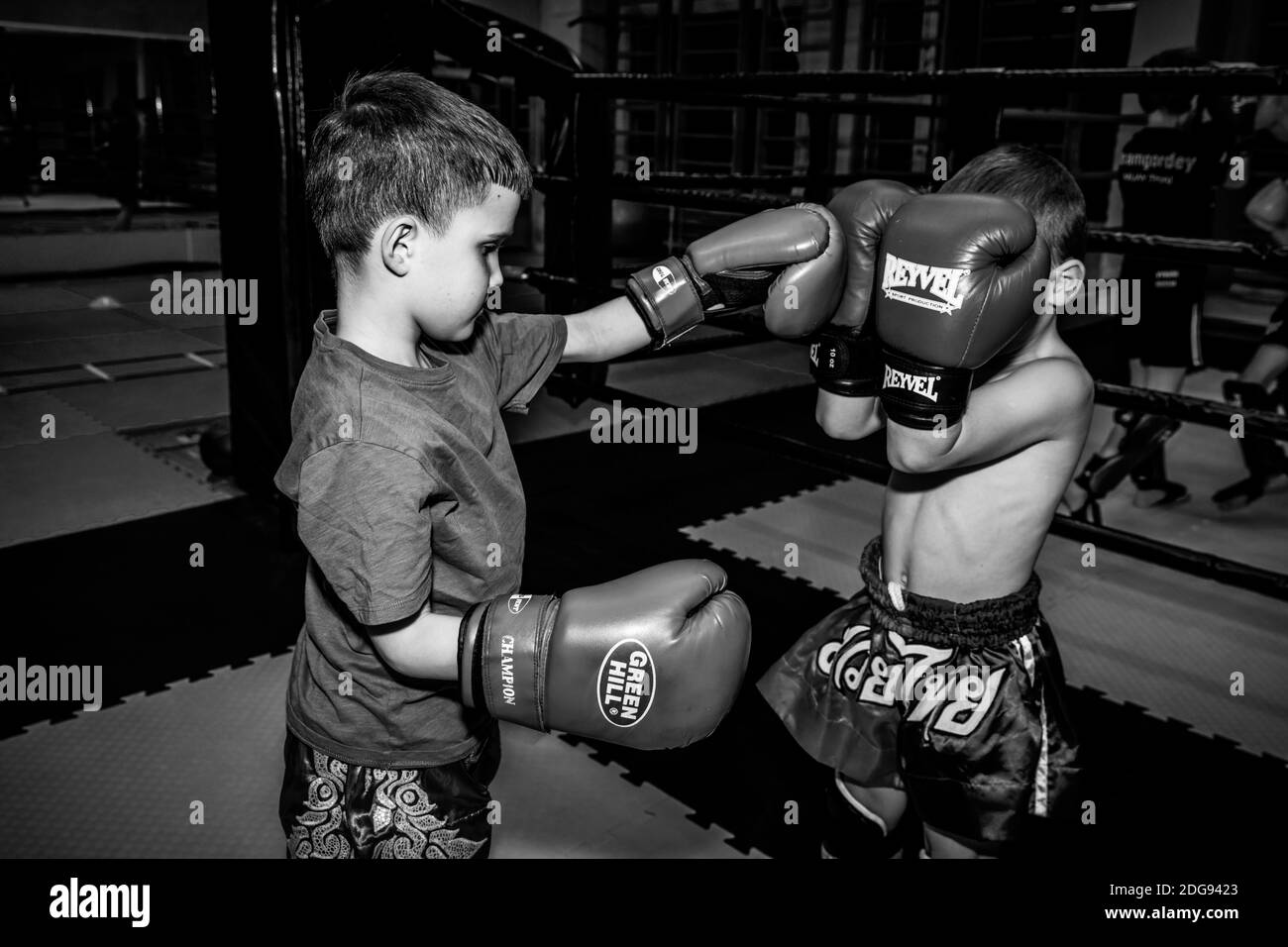 Russland. Vyborg. 11.11.2020 Kinder im Fitnessstudio bei einem Training im Thai-Boxen. Offene Schulung. Hochwertige Fotos Stockfoto