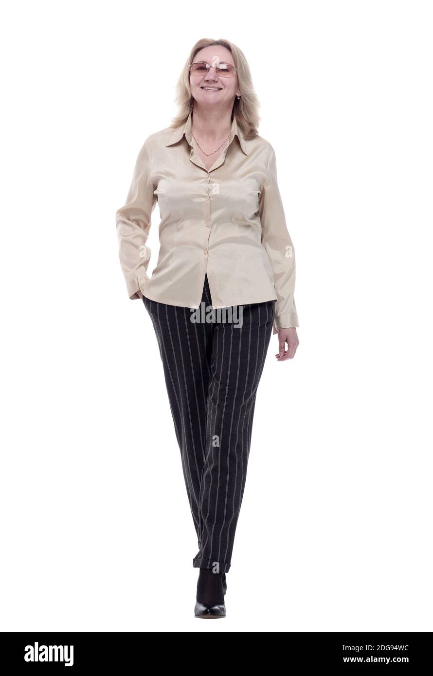 Lächelnd casual Frau Schritt nach vorne. Isoliert auf einem weißen Stockfoto