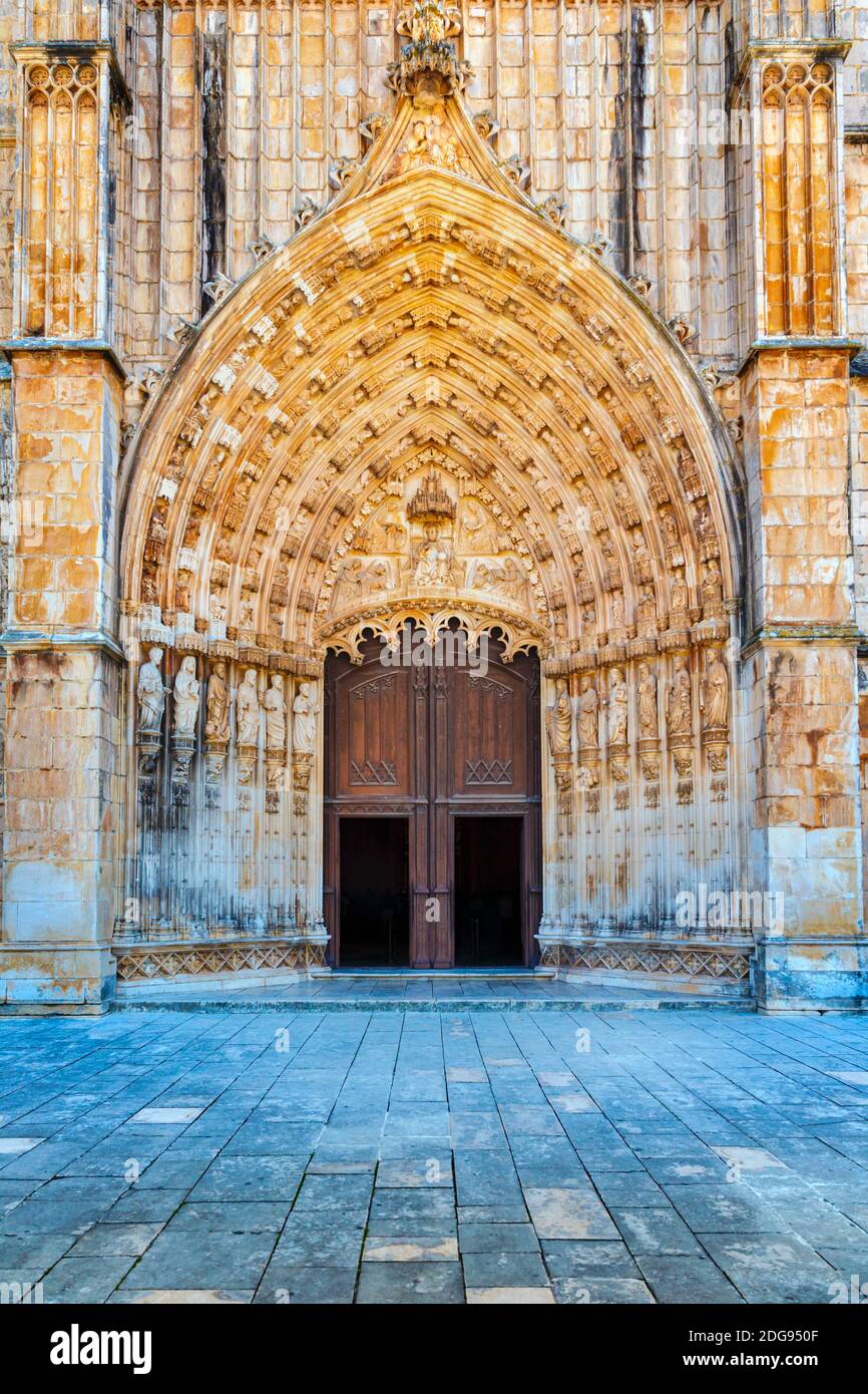 Batalha, Bezirk Leiria, Portugal. Kloster Santa Maria da Vitoria na Batalha. Der Haupteingang. Das Kloster ist ein UNESCO-Weltkulturerbe. Stockfoto