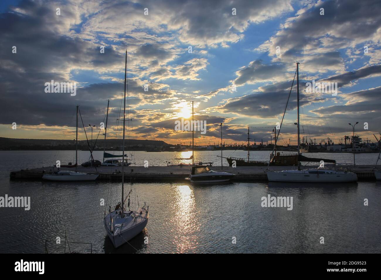 Hafen bei Sonnenuntergang Stockfoto