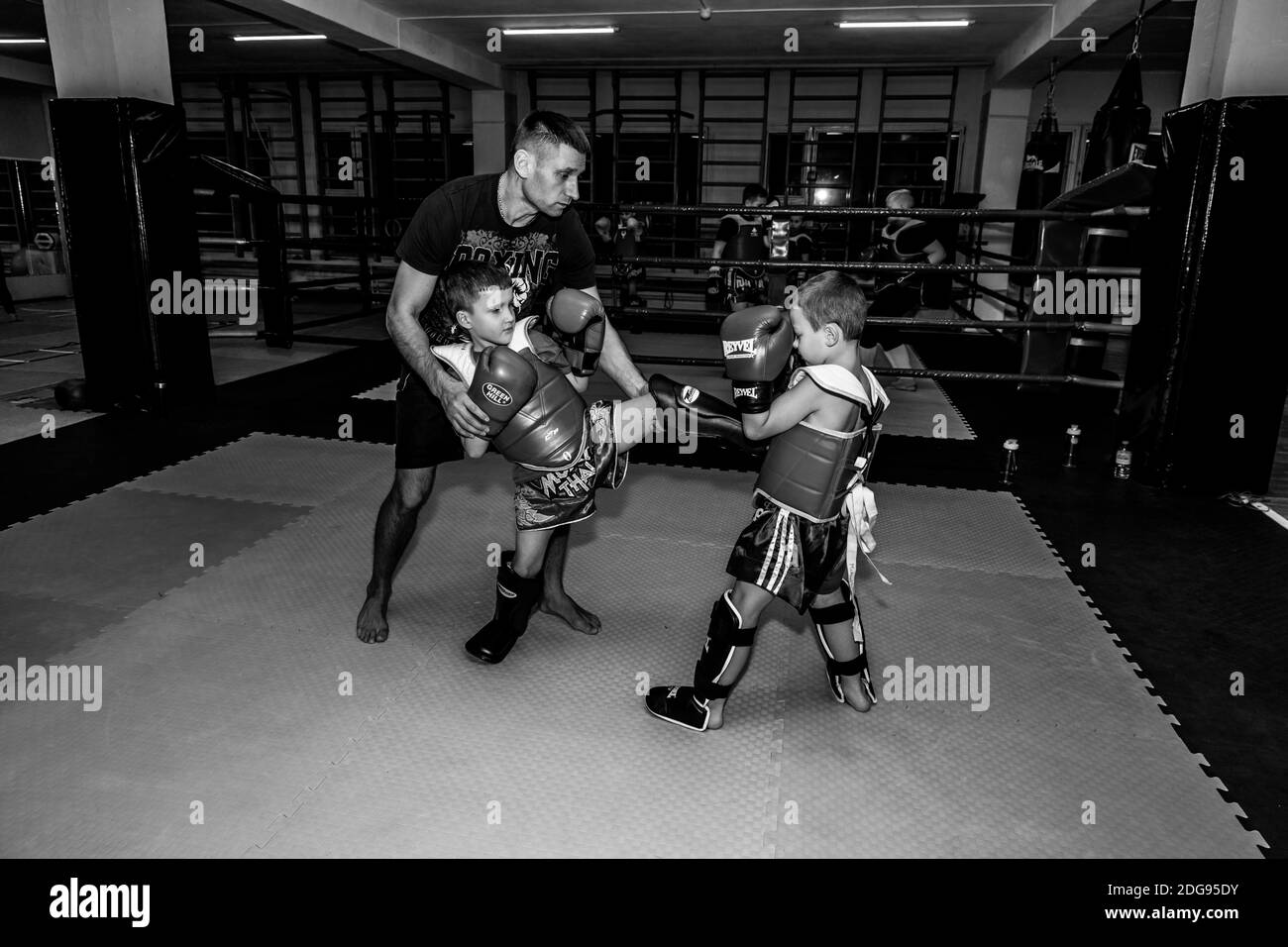 Russland. Vyborg. 11.11.2020 Kinder im Fitnessstudio bei einem Training im Thai-Boxen. Offene Schulung. Hochwertige Fotos Stockfoto