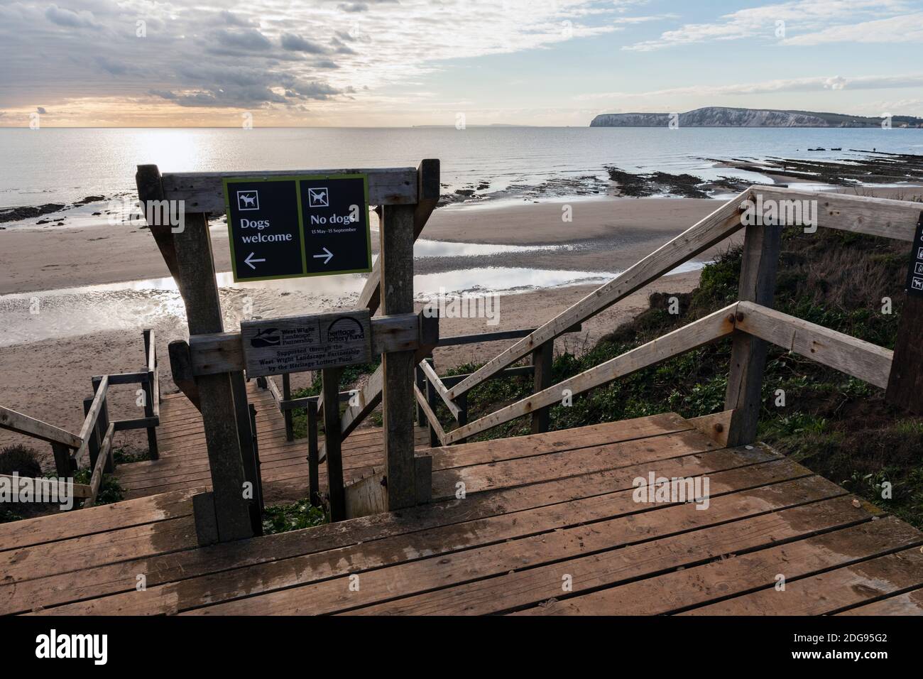 Schild, das Hunde auf die Hälfte des Strandes am Compton Beach, Isle of Wight beschränkt Stockfoto