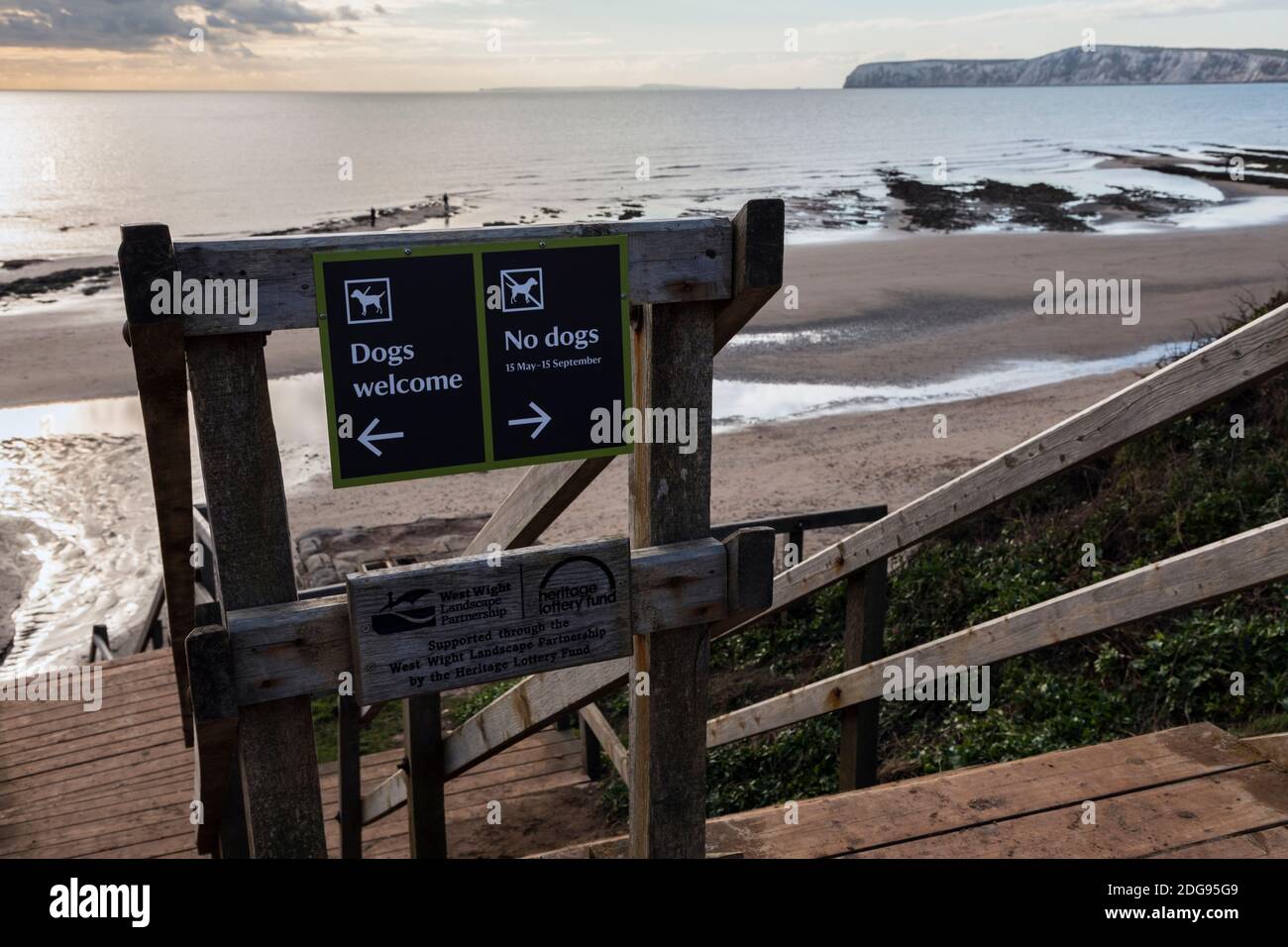 Schild, das Hunde auf die Hälfte des Strandes am Compton Beach, Isle of Wight beschränkt Stockfoto