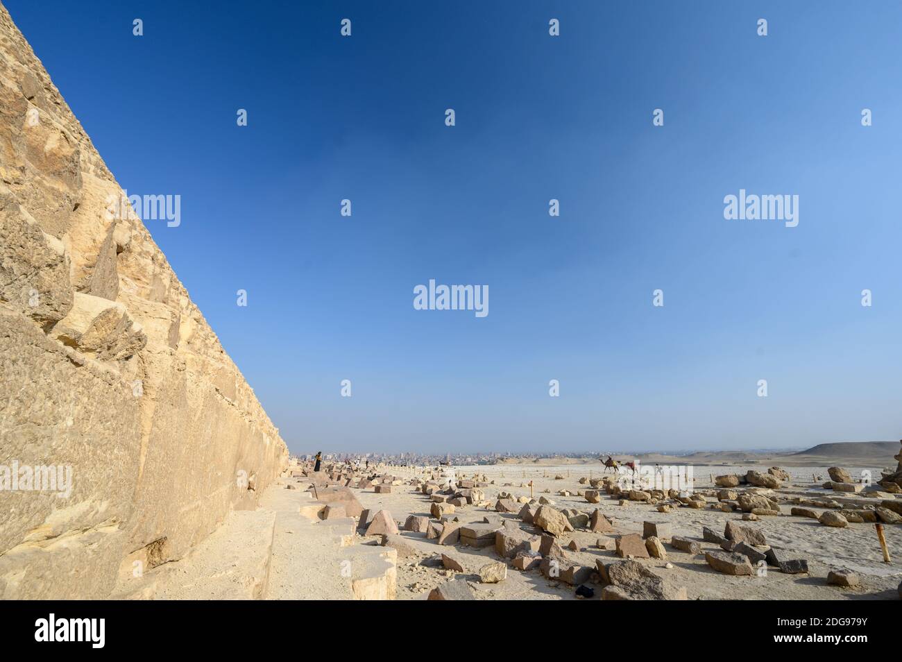 Seite der Pyramide von Khepre mit Gizeh Stadtbild in der Ferne, Giza Pyramid Complex, Giza, Kairo, Ägypten Stockfoto