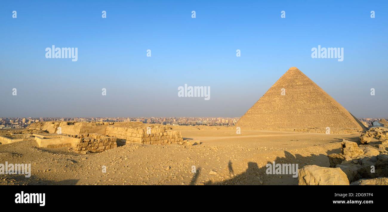 Große Pyramide von Khufu mit Gizeh Stadtbild hinter, Giza Pyramid Complex, Giza, Kairo, Ägypten Stockfoto