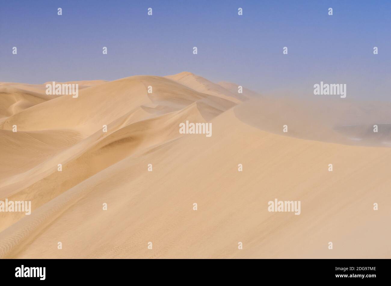 Sandsturm an der Skelettküste, Dünen auf den Atlantischen Ozean, Wüste Namib, Namibia, Afrika. Stockfoto