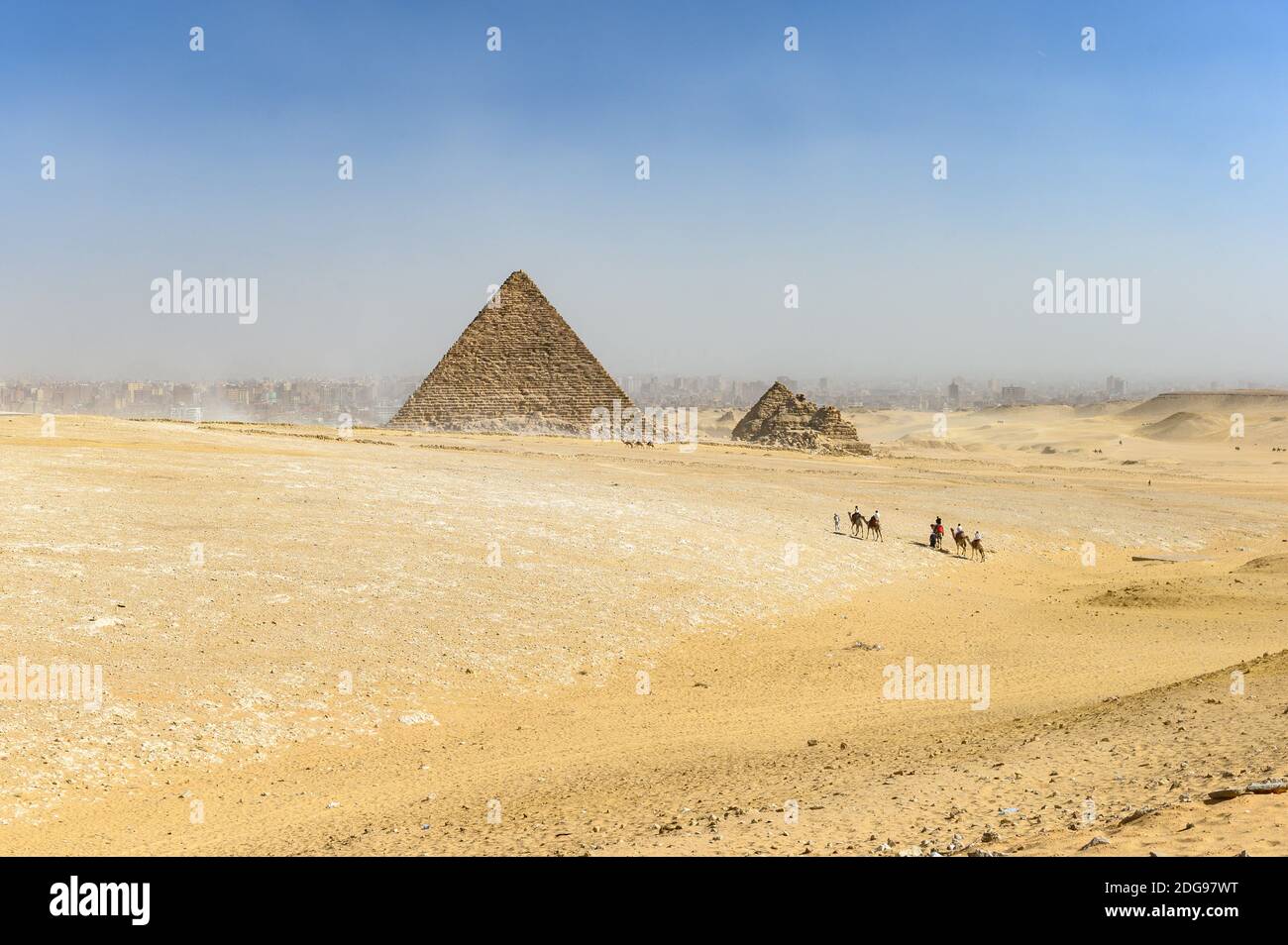 Panoramablick auf Gizeh Pyramid Komplex mit Kamelzug im Vordergrund, Gizeh, Kairo, Ägypten Stockfoto