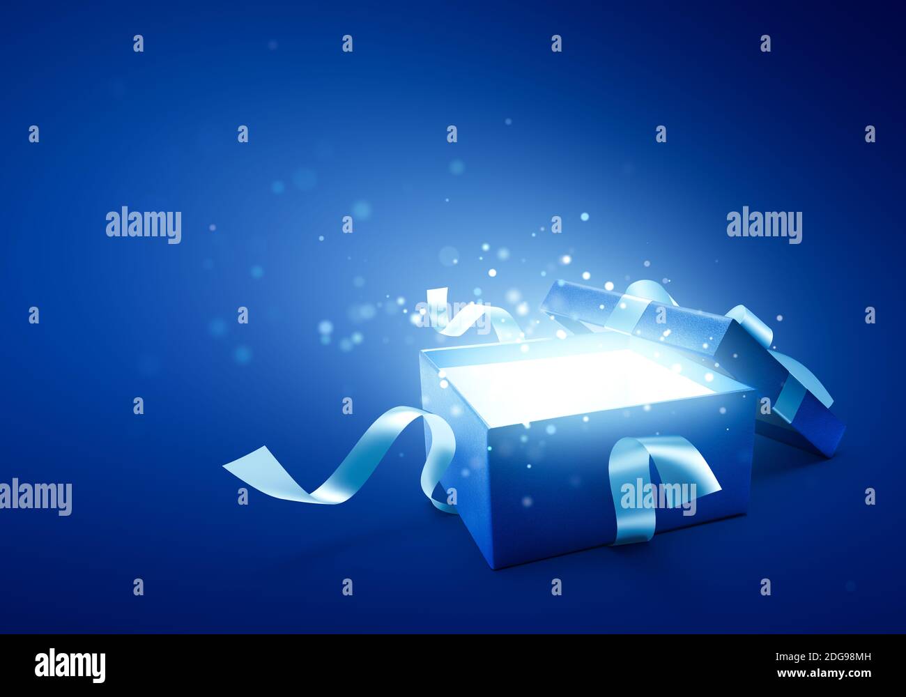 Blaue offene Geschenkbox mit glitzerndem / magischem Licht Stockfoto