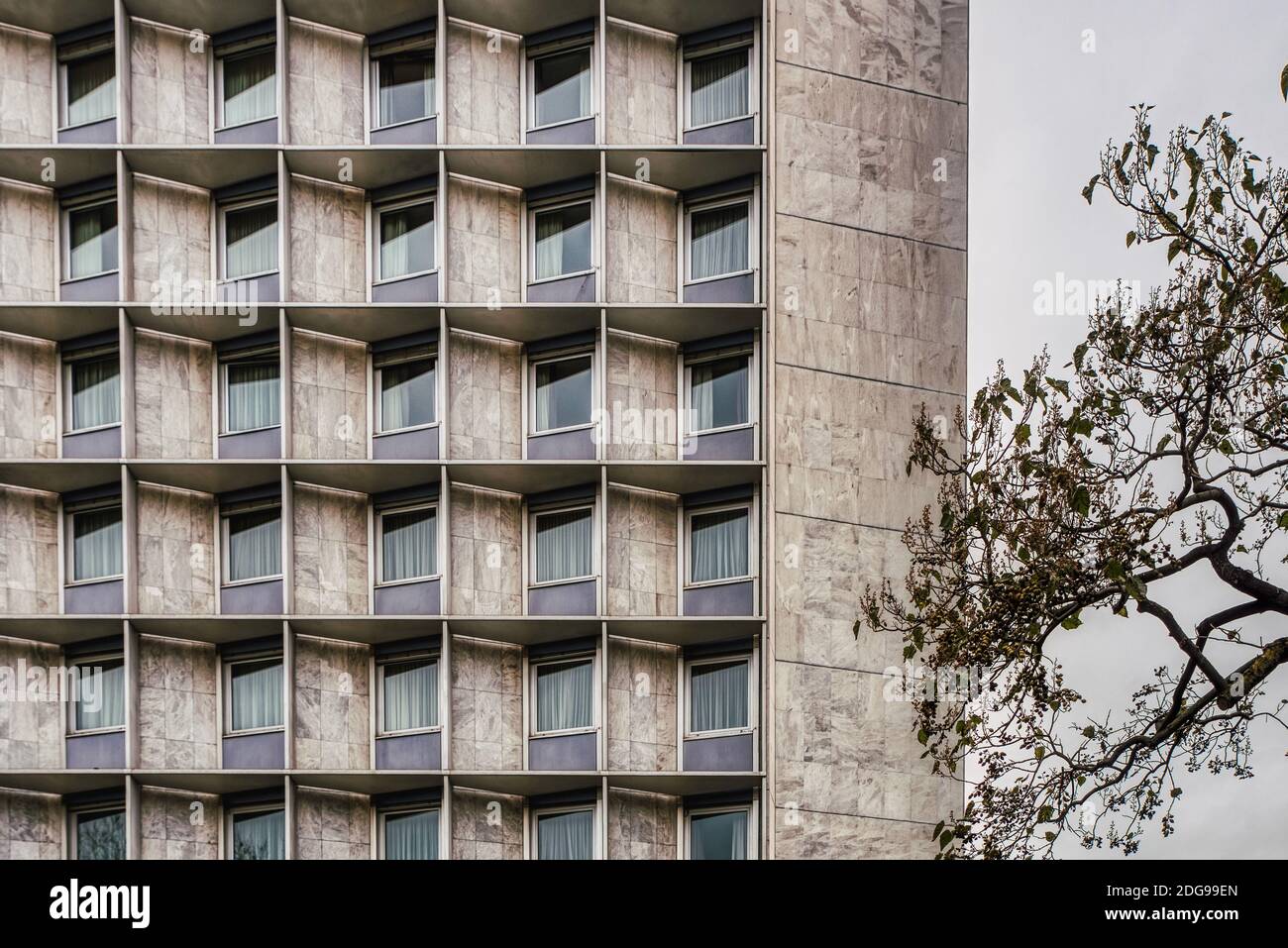 Moderne deutsche Architektur auf einem Wohngebäude vermittelt ein Konzept Der gemeinsamen Wohnraum oder die gemeinsame Unterkunft mit quadratischen Fenstern Muster Stockfoto