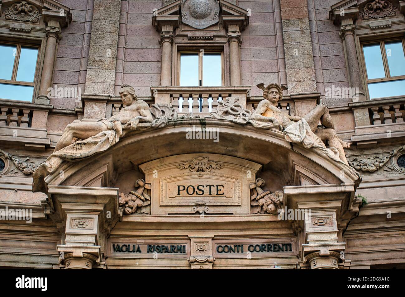 Mailand, Italien 22. August 2020: Wunderschöne Fassade des alten Börsengebäudes, heute Postamt und des ersten Starbucks-Gebäudes in Mailand in Cordusi Stockfoto