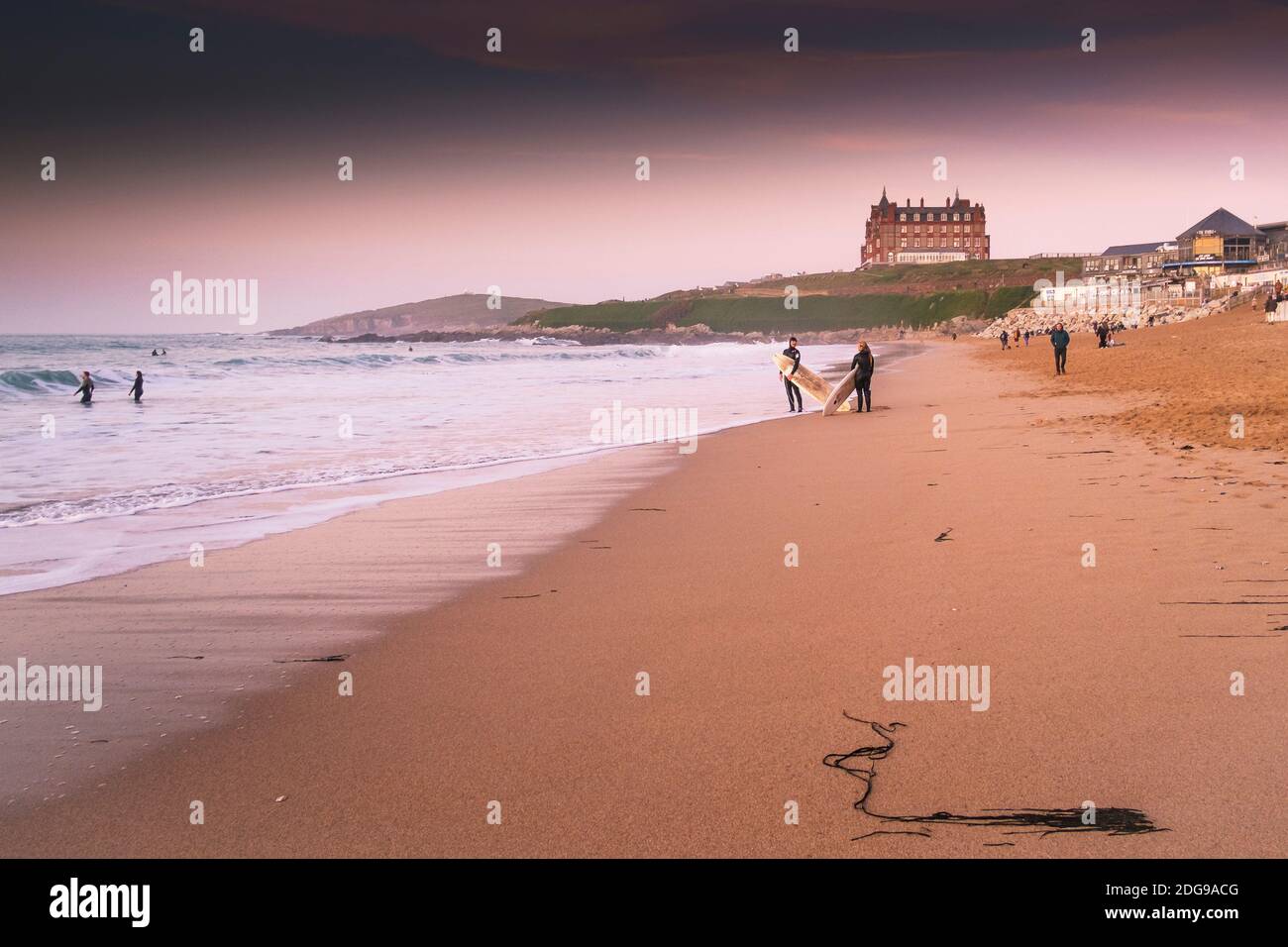 Abendlicht auf den Fistral Beach in Newquay in Cornwall. Stockfoto