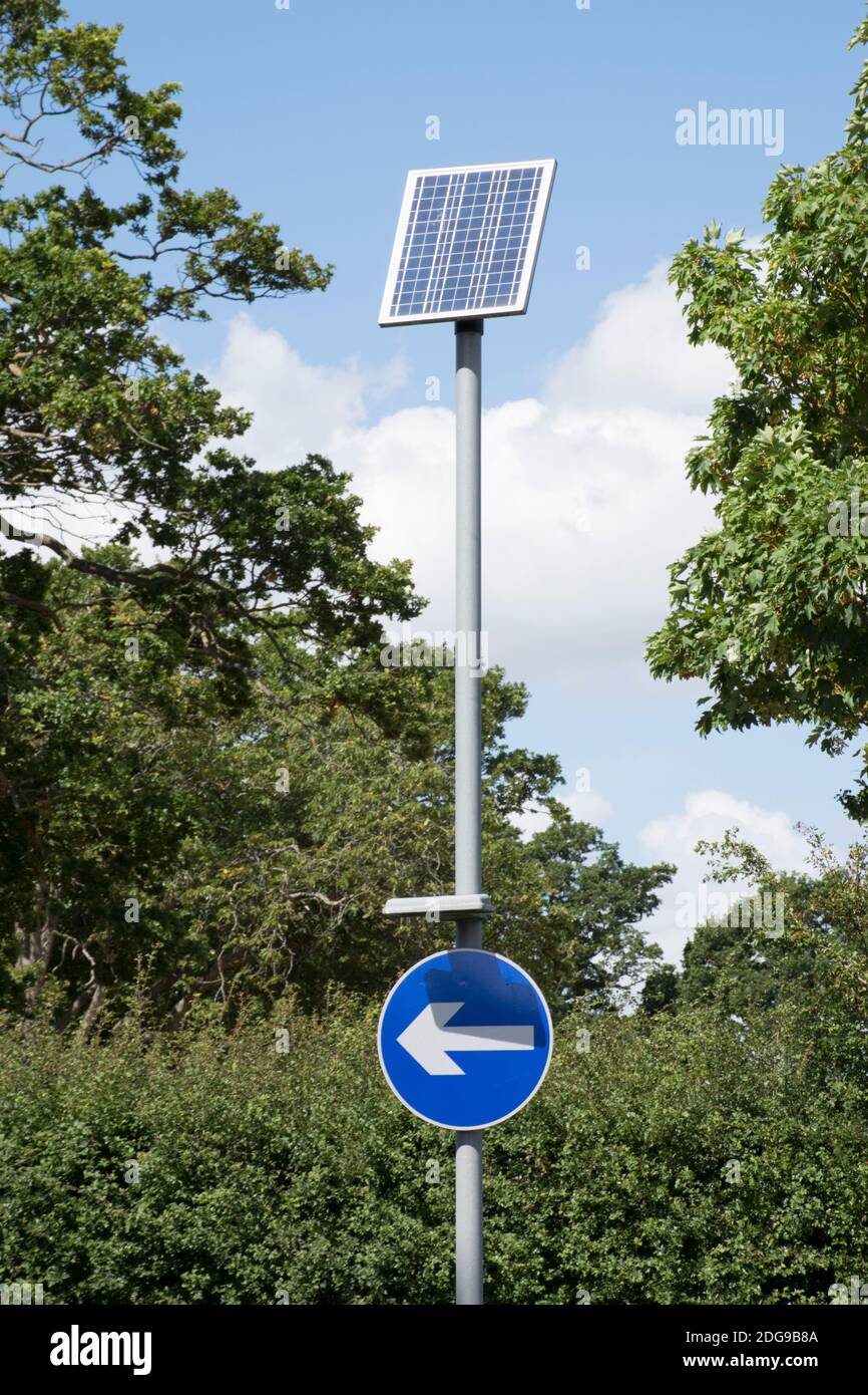 Solarbetriebenes Straßenschild, Großbritannien Stockfoto