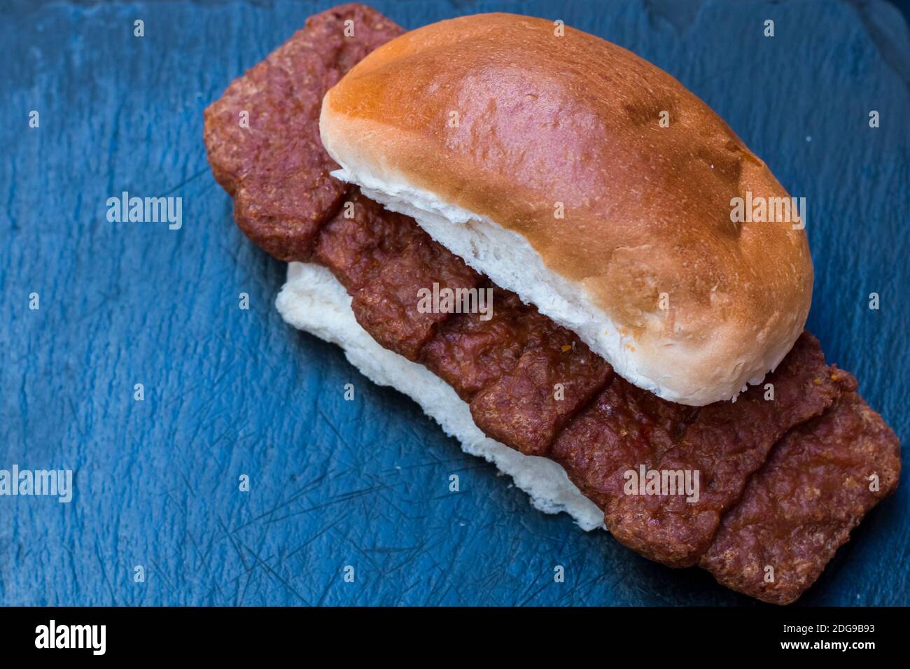 Gebratener Mozzarella-Käse und gebratener Hot-Dog mit weichem Weißbrot ...