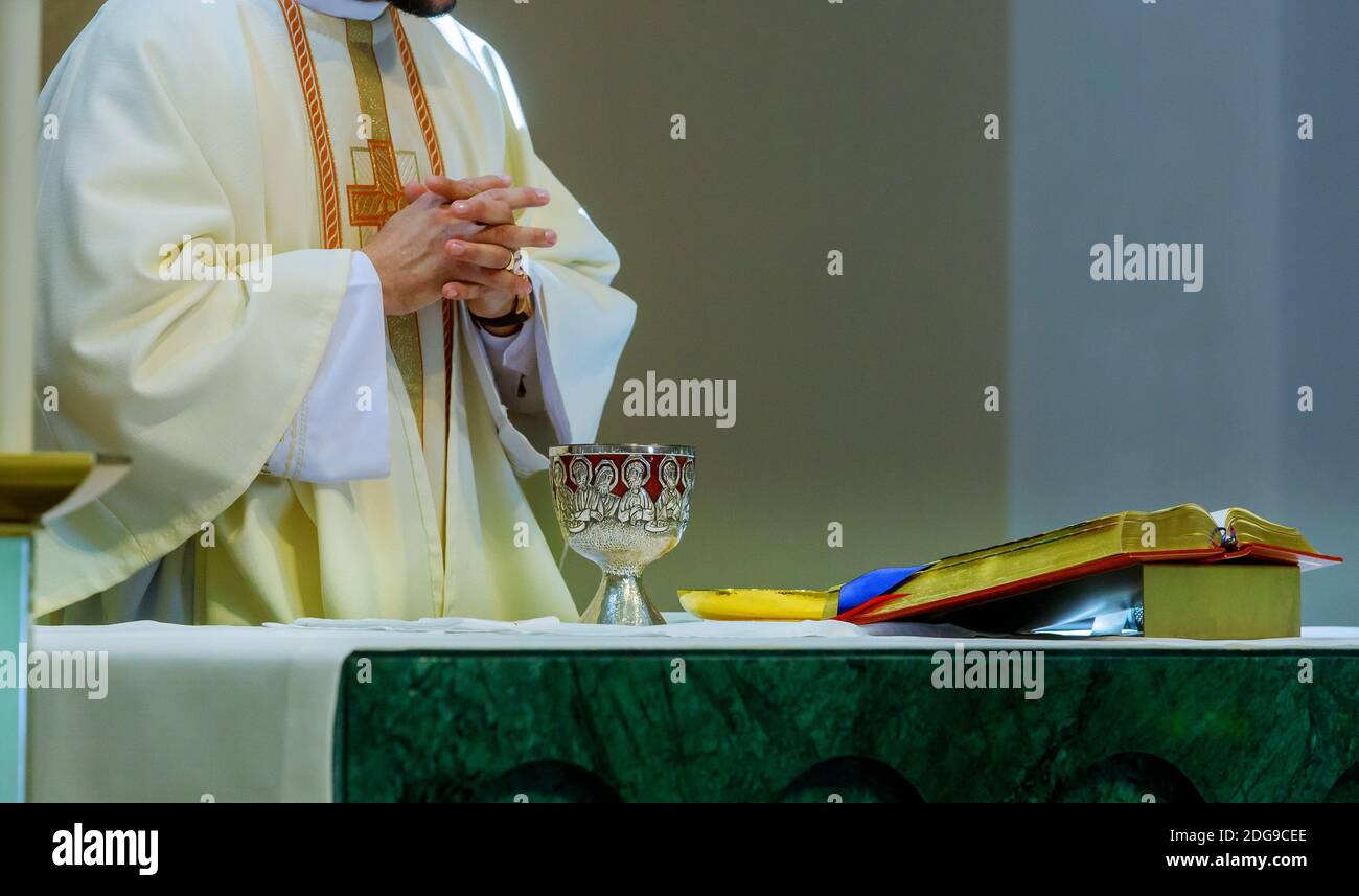 Heilige Kommunion auf dem Tisch in der Kirche Tasse Glas mit Rotwein, Brot, Gebet für Wein Stockfoto