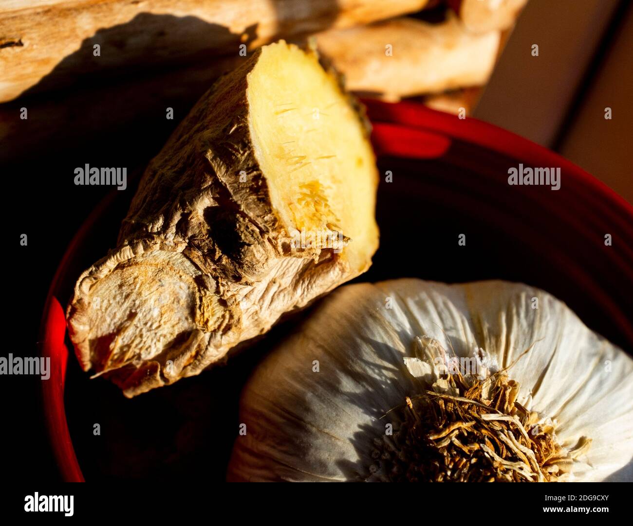 Frische Knoblauchzwiebel und Wurzelginger auf einem gespeichert Küchenfenster Stockfoto