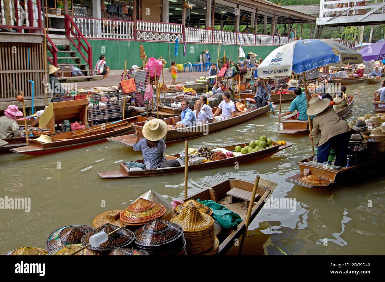 Schwimmender Markt bei Kanchanaburi, Thailand Stockfoto
