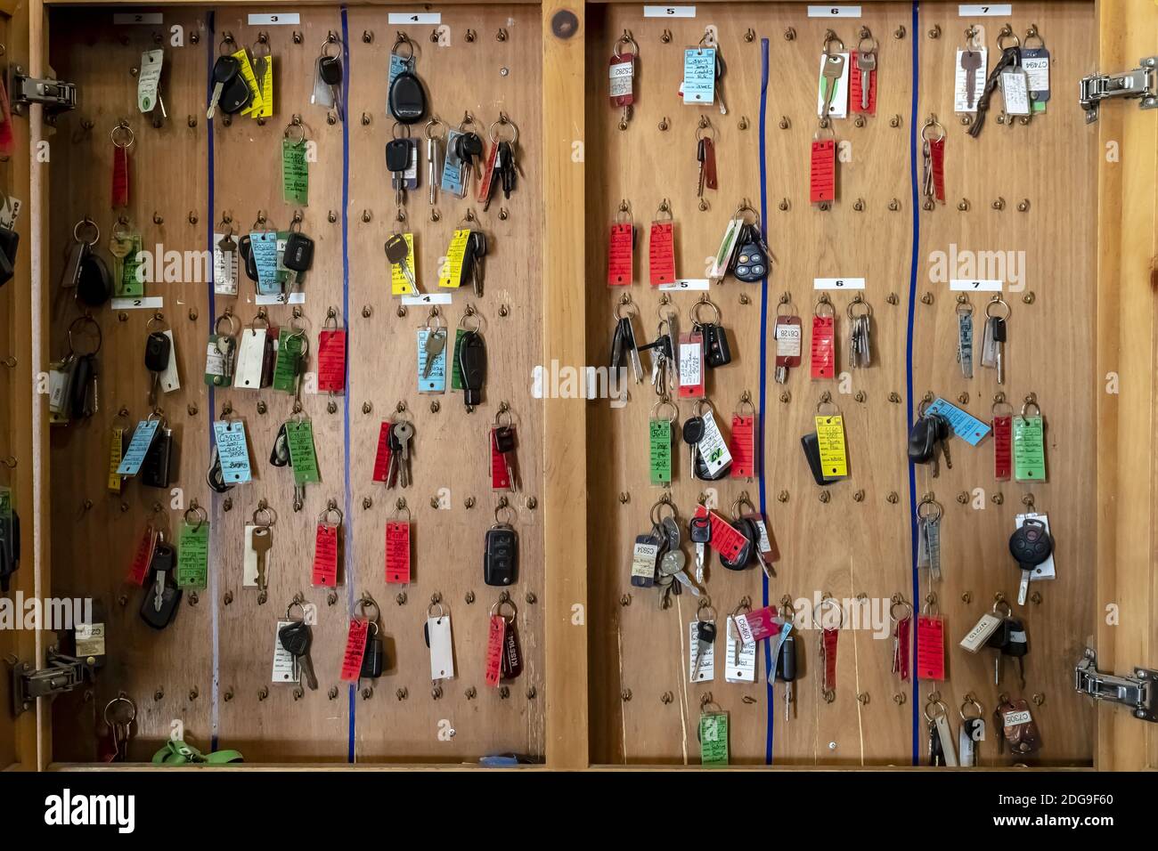 Schlüssel hängen in EINER Garage oder Tankstelle Stockfoto