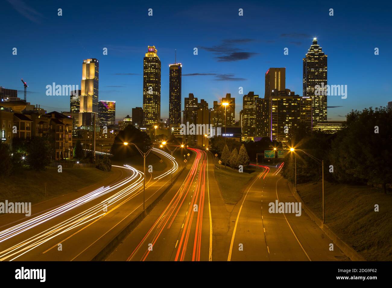 Atlanta Georgia Skyline Bei Nacht Mit Light Trails Stockfoto