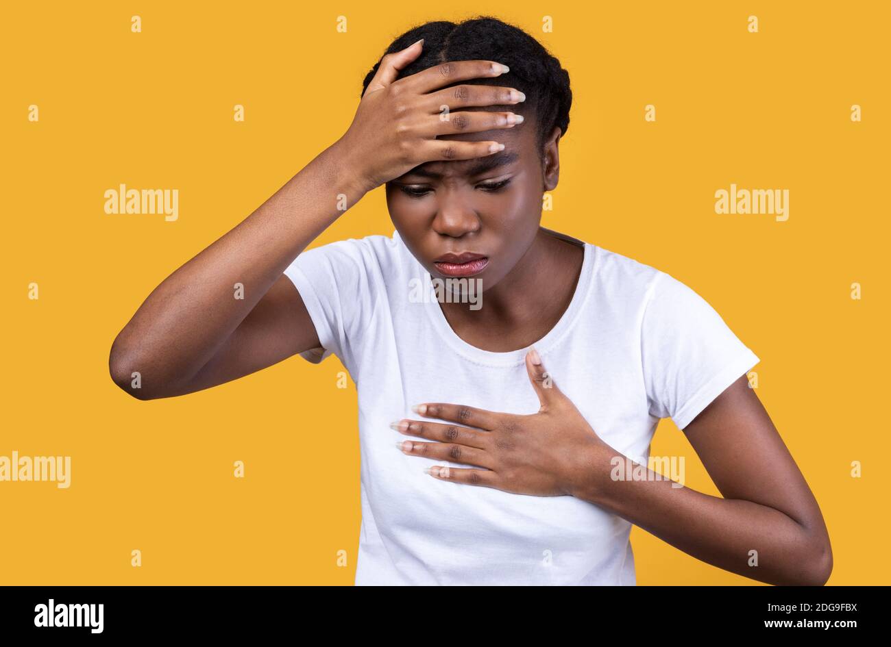 Kranke Afrikanische Frau Mit Fieber Und Husten Auf Gelbem Hintergrund Stockfoto