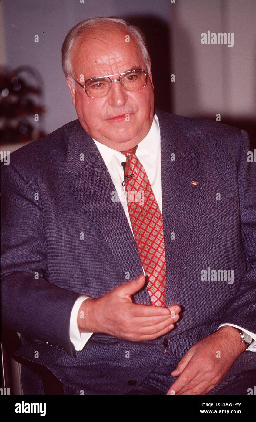 Helmut Kohl, deutscher CDU-Politiker und Bundeskanzler von 1982-1998, Portrait, um 1990. Helmut Kohl, deutscher Politiker und Kanzler von 1982-1998, Portrait, 1990. Stockfoto