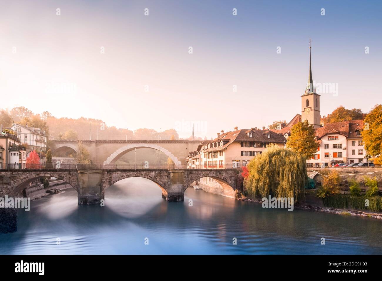 Altstadt von Bern, UNESCO, Schweiz mit zwei Brücken, Fluss und Kirche am frühen bunten Herbstmorgen mit sanftem Licht Stockfoto