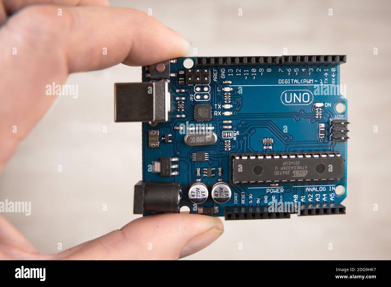 Arduino Uno Board Elektronik in der Hand für die Programmierung des Mikrocontrollers Stockfoto