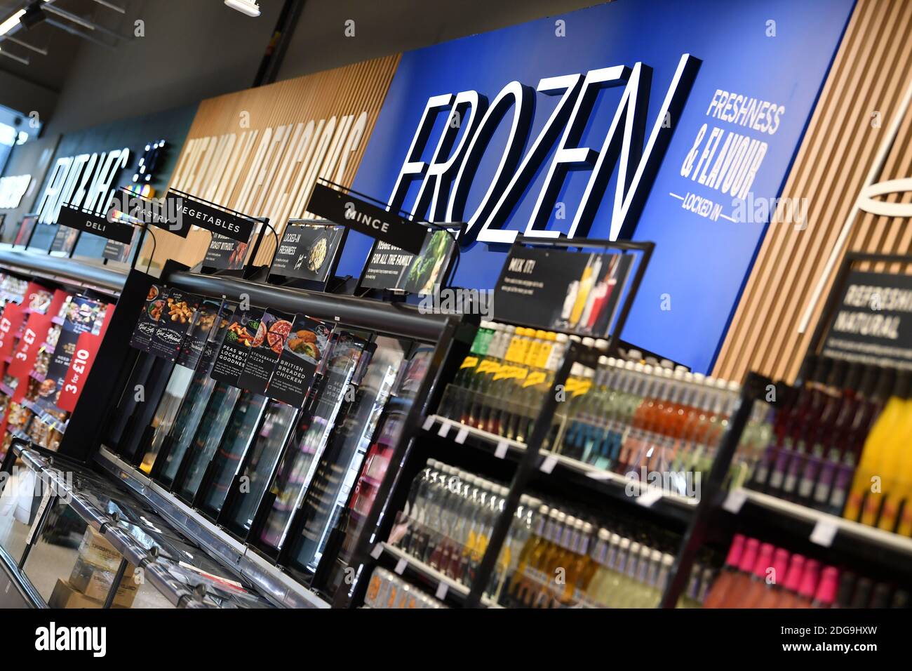 Marks & Spencer M&S Food Shop in Two Rivers, Staines, Surrey, Donnerstag, 2. Dezember 2020. Stockfoto