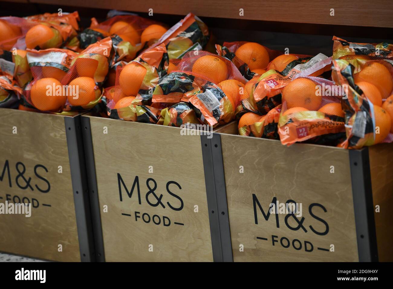 Marks & Spencer M&S Food Shop in Two Rivers, Staines, Surrey, Donnerstag, 2. Dezember 2020. Stockfoto